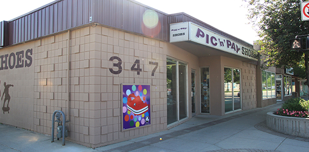 The Pic 'N' Pay Shoes storefront at 347 Main Street, with the big 347 on the wall